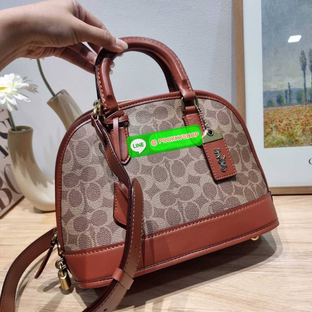 COACH CC411 REVEL BAG ใหม่ล่าสุด พร้อมสวยก่อนใคร กับกระเป๋าทรงโดมรุ่นใหม่ ที่สาวๆอดใจไม่ไหวแน่นอน สวยครบเครื่อง เกินต้านที่สุด รูปทรงคลาสสิค วัสดุหนังแท้เต็มใบ มือจับในตัว เลิศๆกับกุญแจที่ล็อคกันขโมยได้ เปิด-ปิดด้วยซิป ภายในโล่งกว้าง มีสายสะพายครอสบอดี้มา