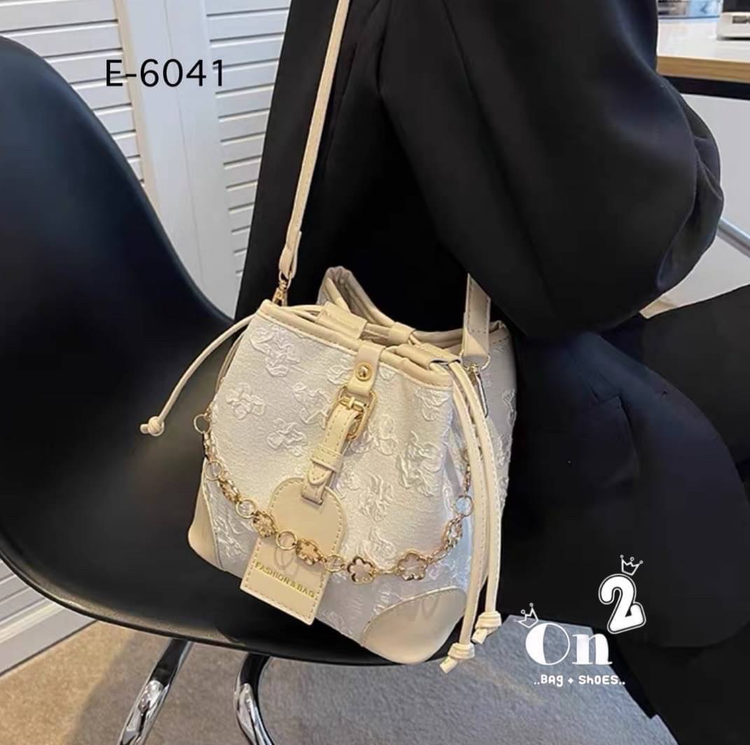 กระเป๋าสะพายทรงขนมจีบ ลายดอกไม้ เปิด-ปิดแบบหูรูด ทรงสุดฮิต มาพร้อมสายสะพาย 2 สาย มาใหม่ 2 สีจ้า