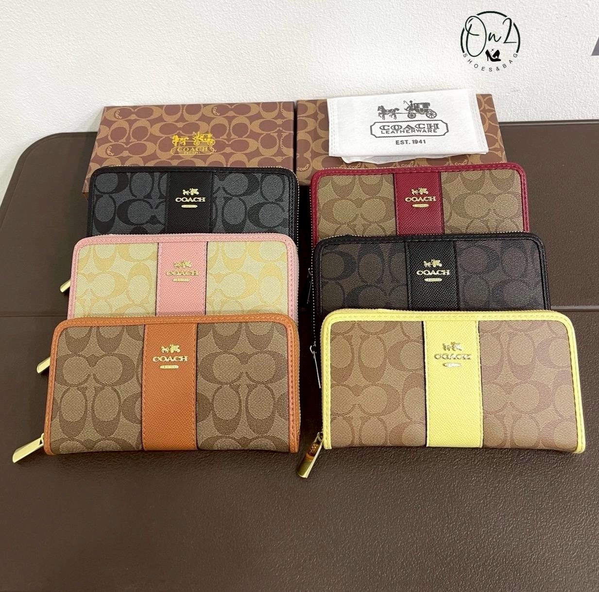 Coach wallet กระเป๋าสตางค์ สวยสะดุดตาสุดสุด เป็นแบบใบยาวแบบมีช่องเล็กใส่เหรียญ ใส่การ์ดใส่แบงค์ได้ มีสีมงคลให้เลือกเยอะมาก เหมาะสำหรับเป็นของฝากของขวัญหรือใช้เองก็เลิศค่ะ