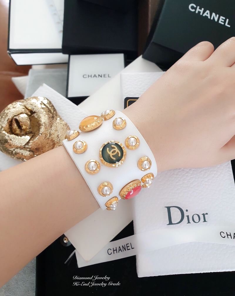 Super Hi-End Quality !!! ((งาน 1:1 เกรดดีที่สุดในท้องตลาด)) **งานหนังแท้ทั้งเส้น อะไหล่ทอง** Chanel Cuff รุ่นใหม่ล่าสุดชนช็อปค่ะ ตัวกำไลทำจากหนังแท้เกรดคุณภาพ top premium งานสวยมากกกกก ขอบอก สาวกชาแนลพลาดไม่ได้ค่ะ ตัวกำไลมีน้ำหนักน้า ไม่เบาก๊องแก๊งเหมือนง