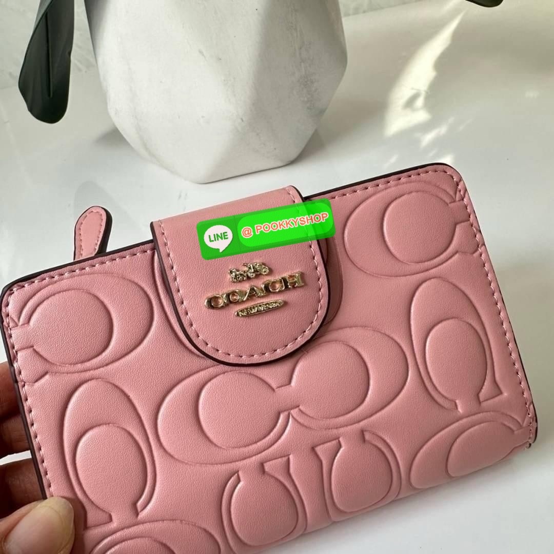 Coach Medium Corner Zip Wallet With Signature Leather 🔖กระเป๋าตังใบกลาง คอลเลคชั่นใหม่ หนังนิ่ม ลายC นูน สวยมาก 🔖วัสดุ: หนังแท้ 🔖เปิด - ปิดแบบกระดุม มีช่องใส่แบงค์ ใส่ธนบัตรได้ทุกชนิด ช่องใส่บัตร ใส่เหรียญ
