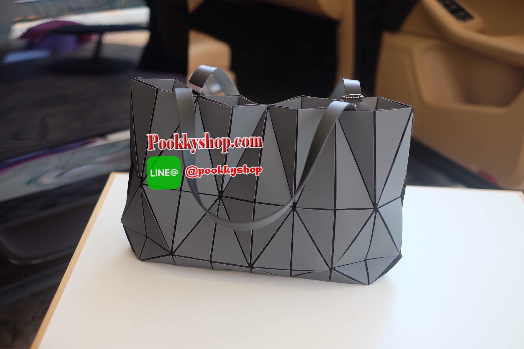 ห้ามพลาดเลยค่า ได้ สีใหม่ ลายใหม่ Metallic Grey ทรงสุดฮิตจากแบรนด์ David Jones ใบนี้ มาพร้อมกับน้องกระต่ายสีเข้า set กับกระเป๋าคะ กระเป๋า ทรง Tote ตัวกระเป๋าเย็บติด ด้วยแผ่นอคิลิค สุดหรู ดีไซน์เกร๋ จุดเด่นที่ น้ำหนักเบา สามารถ ถือ หรือ สะพายไหล่ได้คะ ใบให