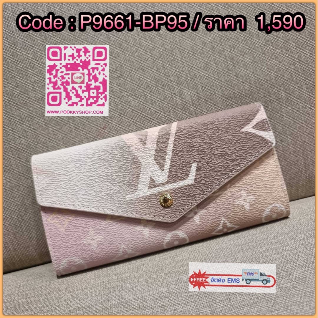 NEW IN!! LV long flap wallet with gwp กระเป๋าสตางค์พรีเมี่ยมกิ๊ฟ แบบพับ ดีไซน์ล่าสุด หวานๆสวยๆ น่าใช้มาก ใบยาวขนาดกำลังเหมาะมือ ถือแล้วขับผิว โดดเด่นด้วยสไตล์การไล่เฉดสีโทนละมุน ดูโดดเด่นไม่เหมือนใคร วัสดุหนังแคนวาส ทนทาน เปิด-ปิดด้วยกระดุม ภายในมีช่องใส่