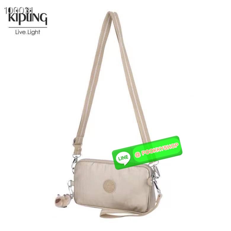 KIPLING 3 Monkey program Seoul up clutch & sling bag กระเป๋าคล้องมือ หรือ สะพายข้าง ขนาดเล็ก วัสดุ Nylon & Polyester 100% ใช้งานได้ 2 รูปแบบ มีสายสลับเปลี่ยนได้ทั้งแบบคล้องมือหรือสะพายข้าง เปิด-ปิดด้วยซิป ช่องหลักโล่ง มีช่องใส่บัตรด้านข้าง 6 ช่อง และช่องด
