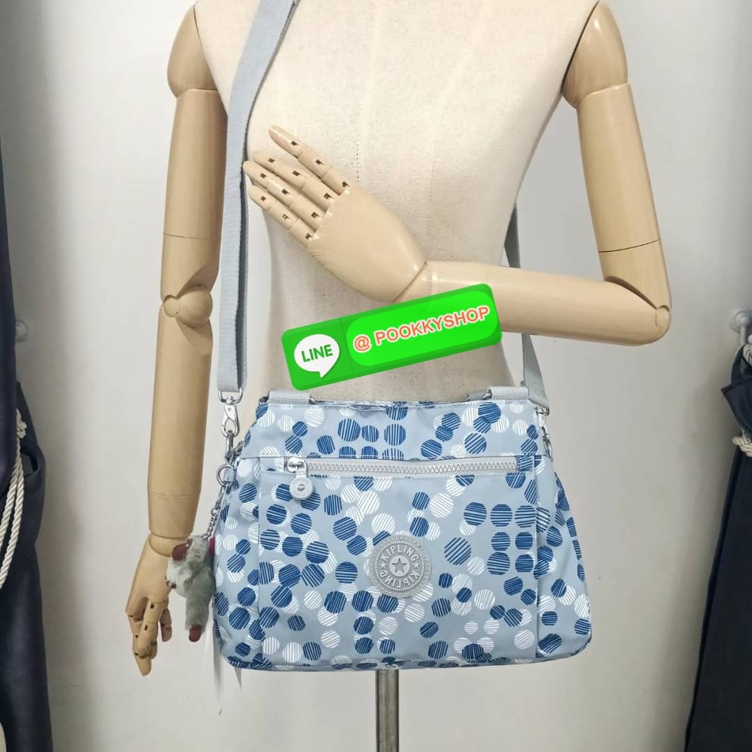 KIPLING ELISE HANDBAG กระเป๋าถือและสะพายไหล่ วัสดุ Nylon +Polyester ขนาดกำลังพอดี จุของได้มาก มีหูจับสองสาย ถือสะดวก น้ำหนักเบา มีช่องซิป ด้านหน้า ช่อง กระเป๋าหลักเปิด-ปิดด้วยซิป มี3 ช่องว่างใส่ของได้จุมากๆ ใส่มือถือได้ กระเป๋าสตางค์ใบยาว และ เครื่องสำอาง