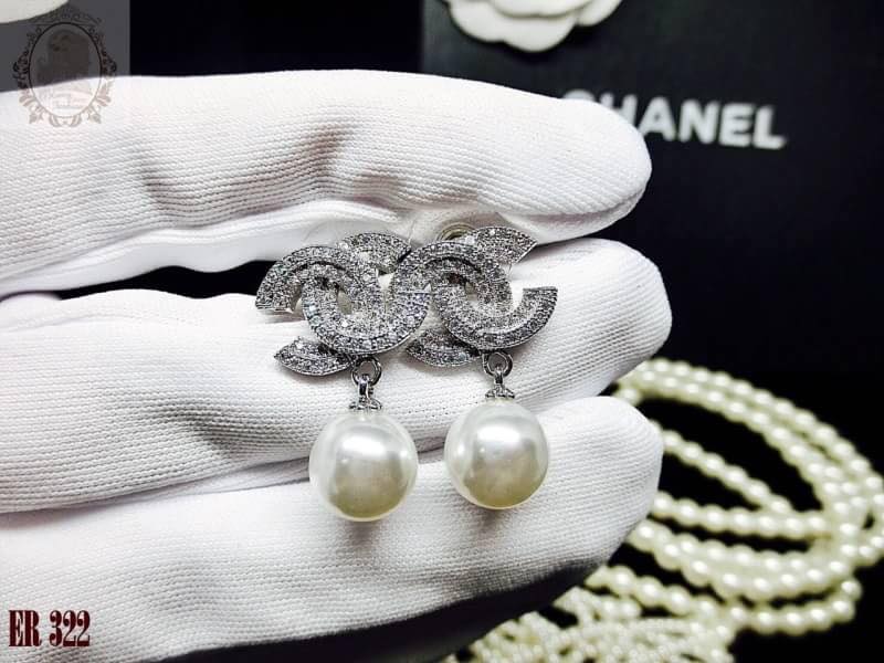 ขายดี๊ ดี ต่างหู cc ห้อยมุกชนชอป ตัวเรือนชุบทองขาว18k ประดับเพชร 2แถว มุกเป็นมุกสังเคราะห์นำเข้าจากต่างประเทศ ขาวสะอาดเหมือนของแท้เป๊ะ