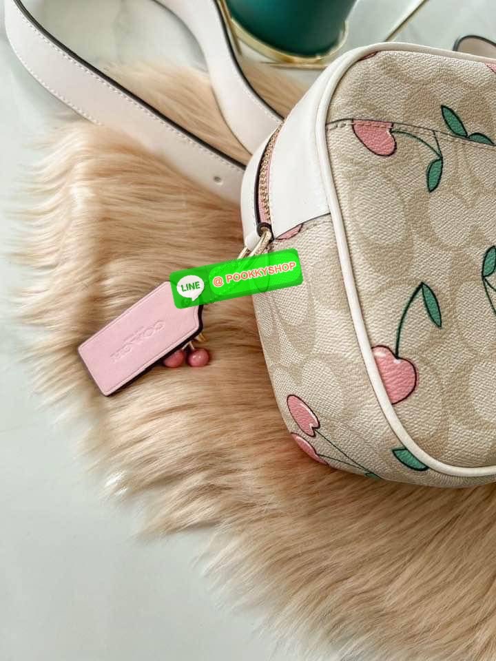 Coach Jamie Camera Bag In Signature Canvas With Heart Cherry Print พร้อมส่งค่ะ กระเป๋าสะพายแบบครอสบอดี้ร์ ขนาดพอดีลำตัวไม่เล็กเกินไปค่ะ เปิด-ปิดกระเป๋าแบบซิป ภายในสามารถใส่มือถือได้ทุกรุ่น;กระเป๋าเงินใบกลางได้;มีช่องเสียบบัตรให้2ช่อง และช่องเล็กใส่ของจุกจ