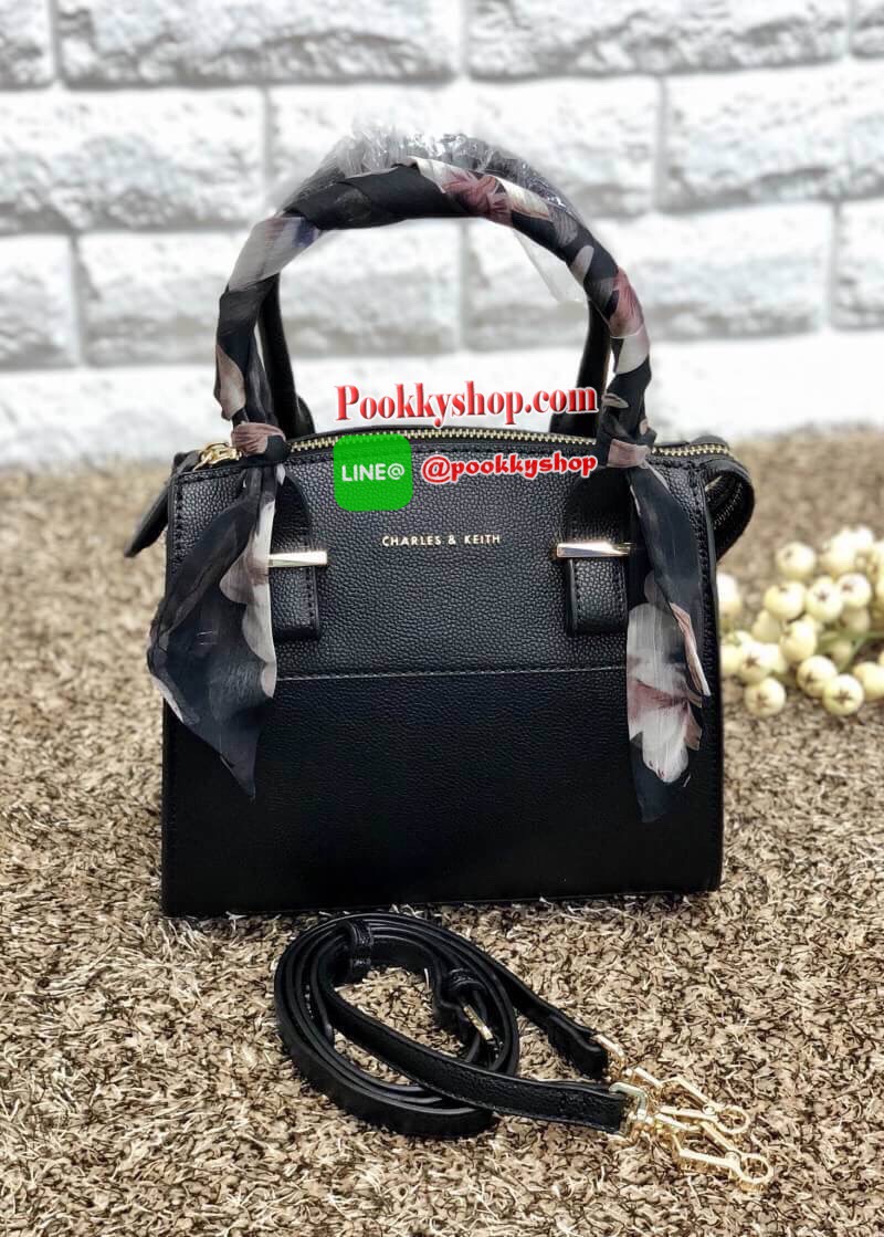 New arrival CHARLES & KEITH SCARF WRAPPED HANDLE BAG 2018 พร้อมส่งรุ่นใหม่ล่าสุด สินค้าคุณภาพ เหมาะสมราคาค่ะ!!! กระเป๋าถือหรือสะพายข้าง หนังคาร์เวีย ทรงสวยหรู หูกระเป๋ามีผ้าพันหูมาให้เก๋มากกค่ะ เปิดปิดกระเป๋าแบบซิป ภายในโล่ง ใส่ของได้พอประมาณเลยนะคะ มีช่อ