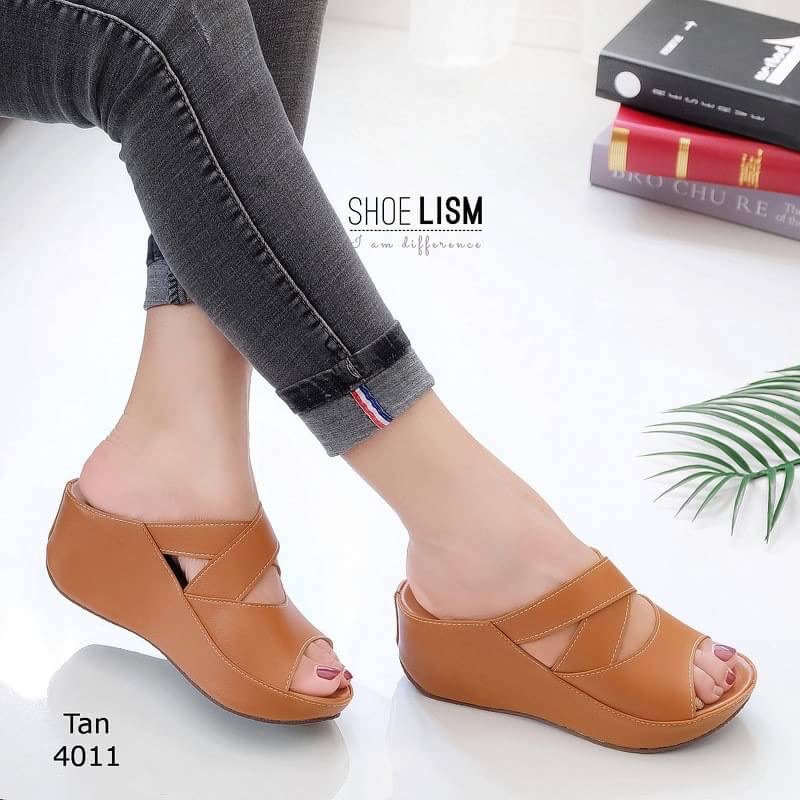 มาใหม่พร้อมส่งคร้า! รหัส 4011 รองเท้าส้นเตารีด ใส่ชิวๆรับลมร้อน พื้นนิ่มใส่สบาย หนังpu รับสรีระของรูปเท้า ใส่ลำลองได้ทุกโอกาส สาวๆหารองเท้าคู่ใจต้องคู่นี้เลยจ้า!!