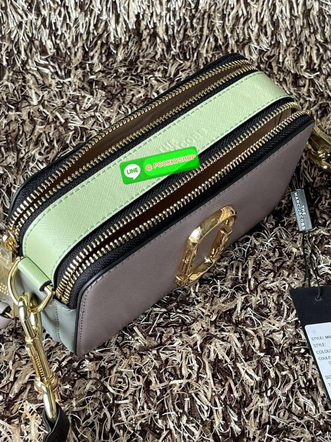 💕 Marc Jacobs Snapshot Bag กระเป๋าแบรนด์ดังจากสัญชาติอเมริกัน นับได้ว่ารุ่นนี้เป็นรุ่นทรงฮิตของ marc jacobs เลยทีเดียว โดยด้านหน้ากระเป๋าจะเป็นโลโก้แบบโลหะที่เป็นสัญลักษณ์ของแบรนด์นี้ มาพร้อมสายสะพายที่จะสะพายยังไงก็ดูโดดเด่น เพราะขนาดใหญ่ที่สกรีน