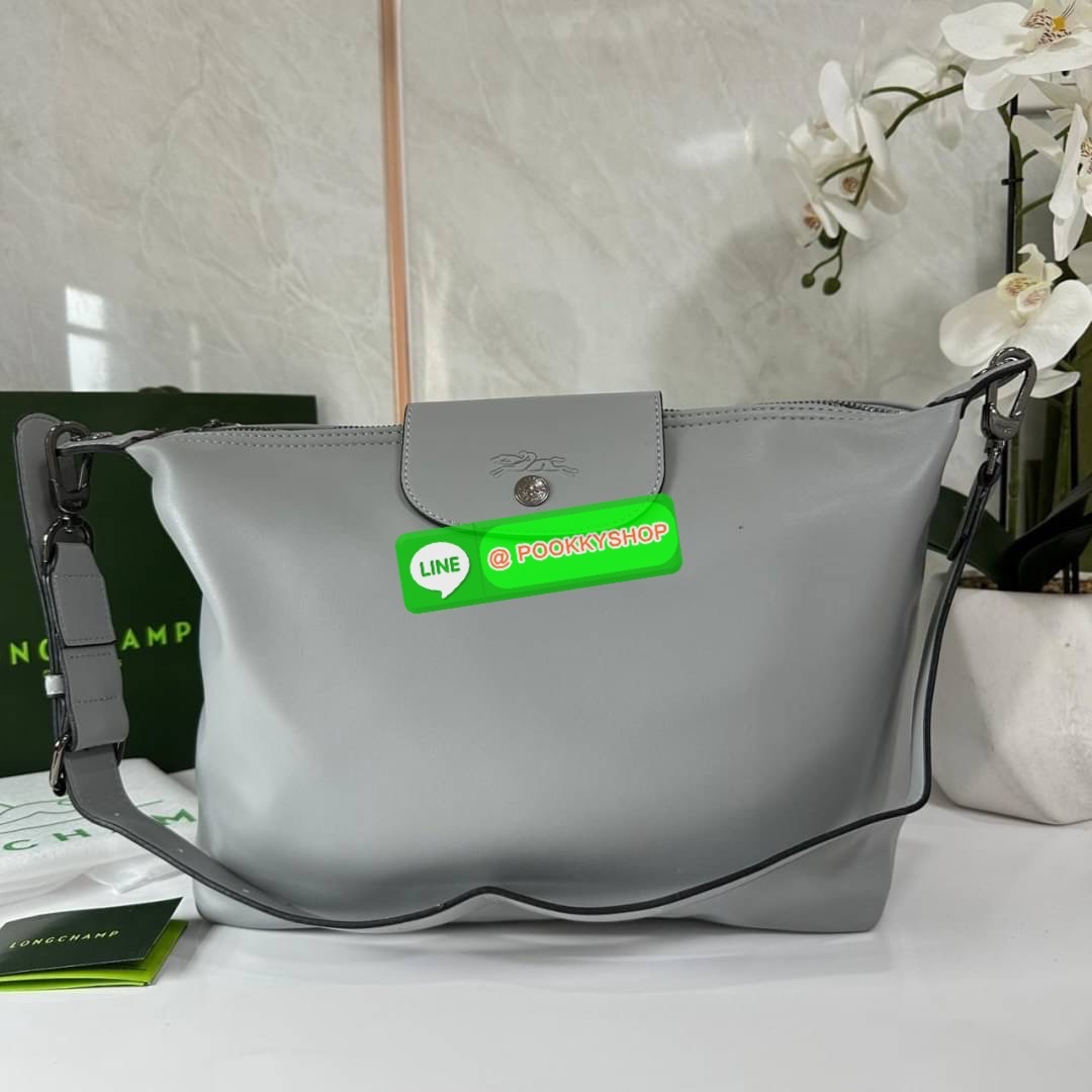 LONGCHAM LE PLIAGE XTRA Hobo bag M กระเป๋าสะพายไหล่ HOBO ออกแบบเพื่อให้ดูเรียบหรูหรา มีความสง่า รูปทรงเก๋ไก๋ วัสดุหนังแกะนิ่มมือ สายสะพายไหล่ปรับระดับได้และถอดออกถือได้ เปิด- ปิด ด้วย ซิป ภายใน ช่องโล่งกว้าง มีช่องซิปแยก ใบใหญ่สามารถใส่ของได้เยอะคะ