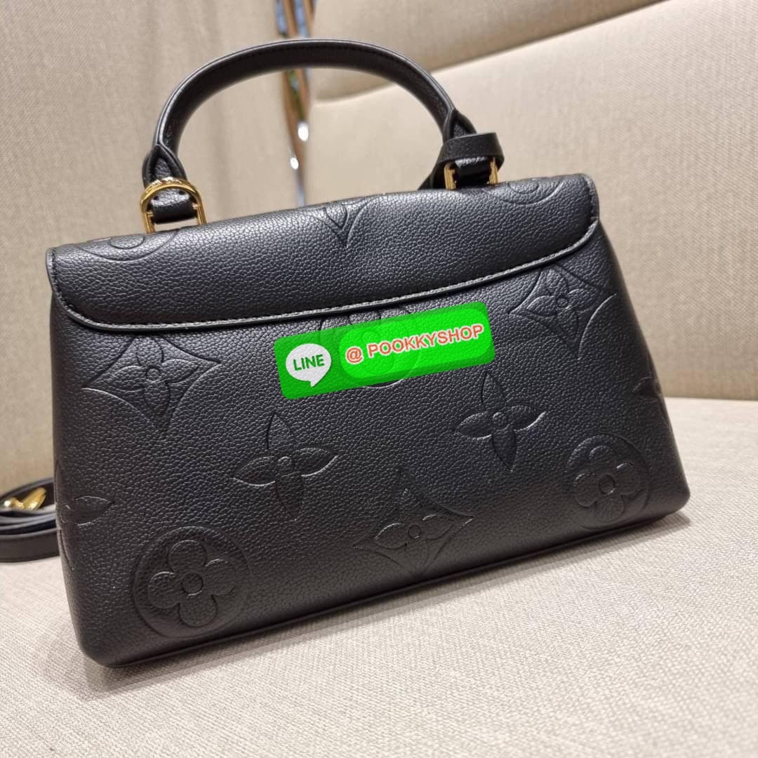 LV MADELEINE BAG ใหม่ล่าสุด อีกหนึ่งรุ่นคลาสสิคหายาก จากเคาน์เตอร์ dutyfree ที่สาวๆรอคอย กระเป๋าถือ/สะพายข้าง ดีไซน์เรียบง่าย แต่เต็มไปด้วยดีเทลความหรู วัสดุหนังวัวปั๊มลายเอกลักษณ์ เปิด‐ปิดด้วยอะไหล่กดล็อคสีทองหรู และมีพวงหนังห้อยพิเศษแถมมาให้ด้วย ภายในแบ