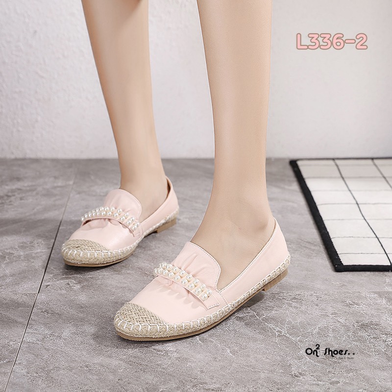 รองเท้าคัชชูหนังทรงEspadrilles แต่งขอบและหัวด้วยปอกระสอบหน้าขับจีบประดับมุกงานสวย ดีเทลน่ารักน่าใส่สินค้าเป็นงานวัสดุเกรดดี งานมีกล่อง