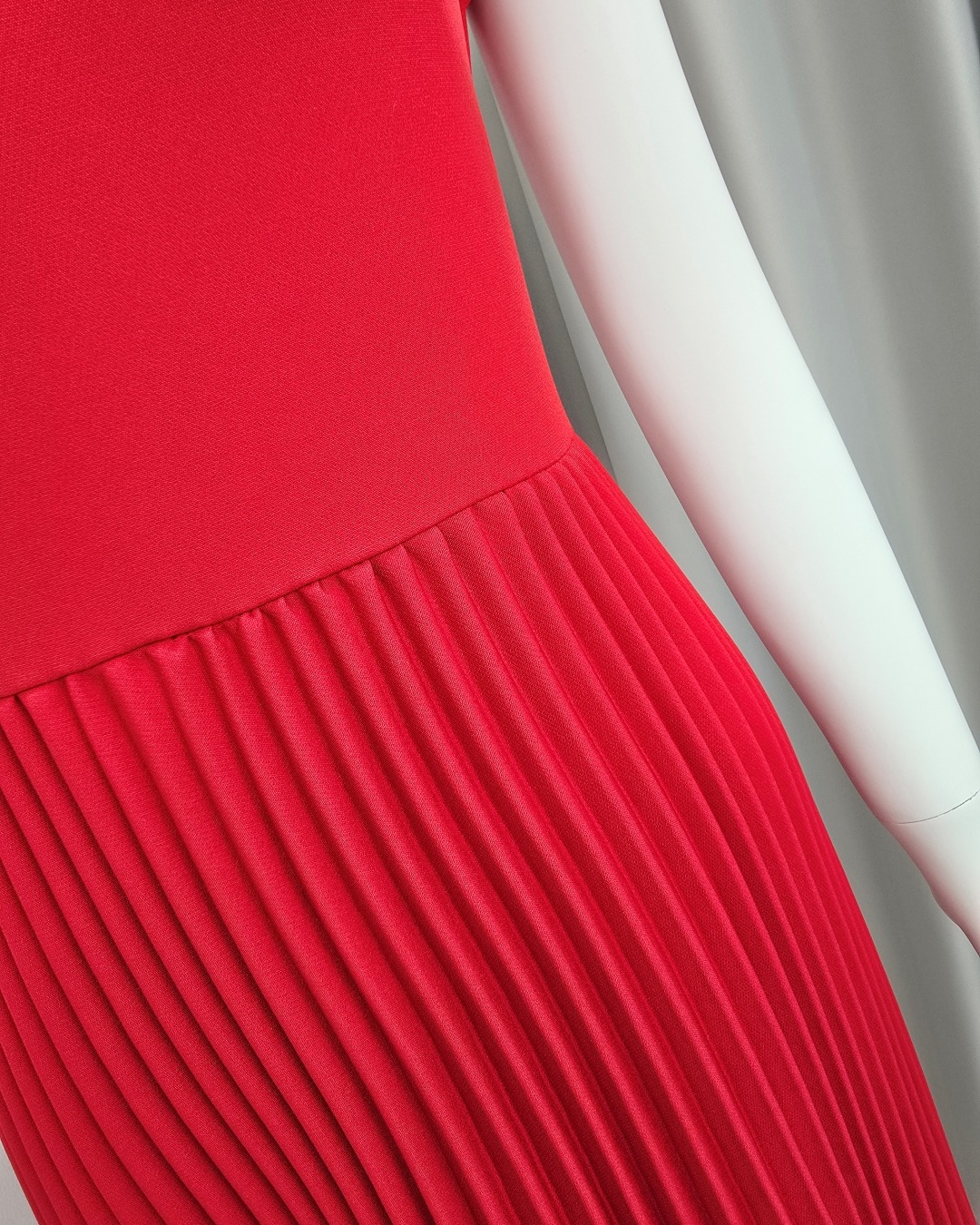 เดรสแฟชั่น เดรสเสื้อคอวีแขนกุด กระโปรงพลีทรอบตัว