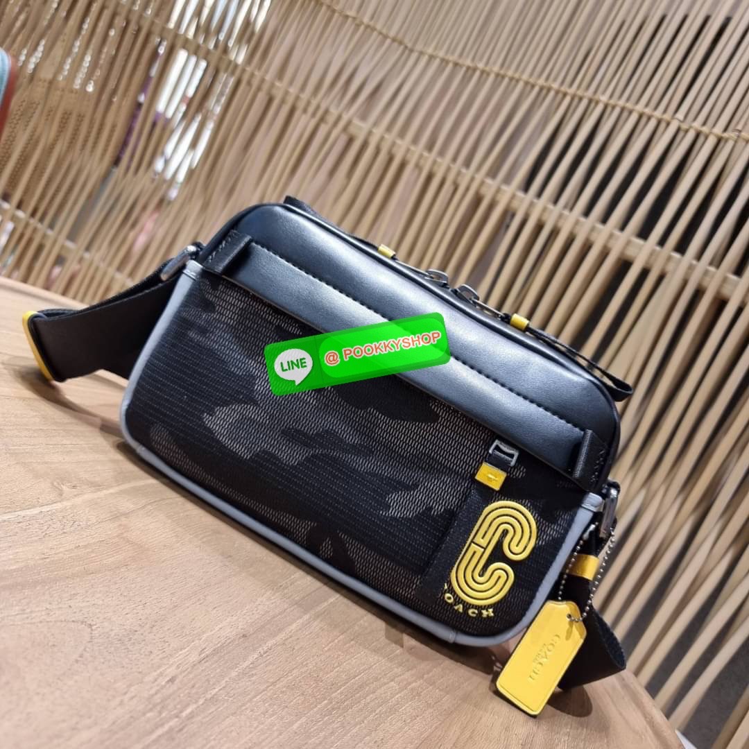 COACH 2373 EDGE CROSSBODY ความเท่ never die!! กระเป๋าครอสบอดี้ทรงยอดฮิต ที่หนุ่มๆไม่ควรพลาด รูปทรงดีไซน์คลาสสิค ใช้งานง่าย วัสดุหนังแท้สลับแคนวาส โดดเด่นด้วยลูกเล่นโทนสี ตัวกระเป๋ามีซิปหลัก และซิปด้านหน้า พร้อมช่องแยกด้านหลัง ใส่ของไปเลยเน้นๆ ใส่โทรศัพท์ม