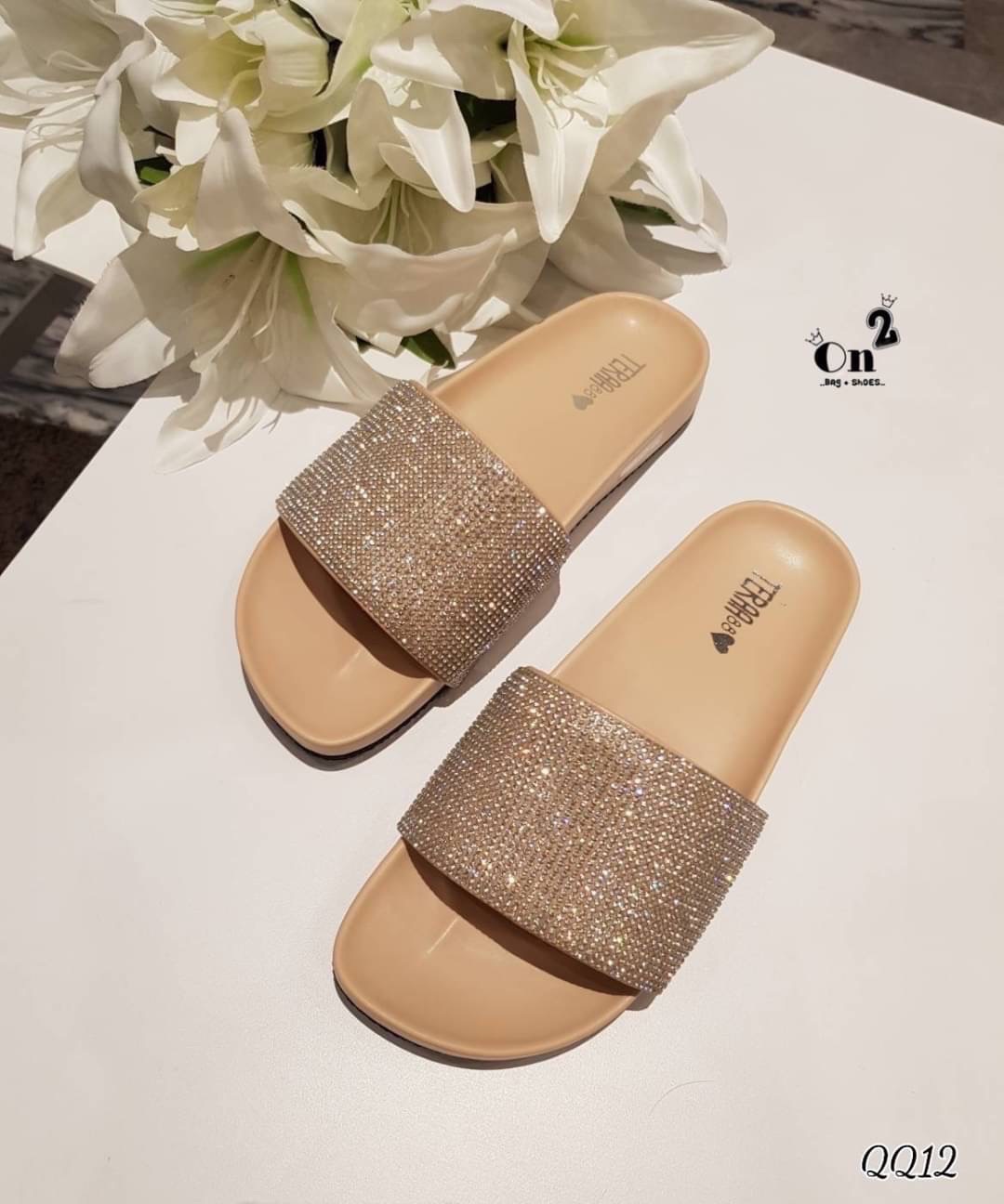 New in....รองเท้าแตะสวมประดับเพชรสไตล์แบรนด์ เพชรวิบวับสวยวิ้ง ตัดสีพื้นเรียบหรู งานใส่สบาย เสริมพื้นซัพพรอตเท้าได้ดีมากค่ะ