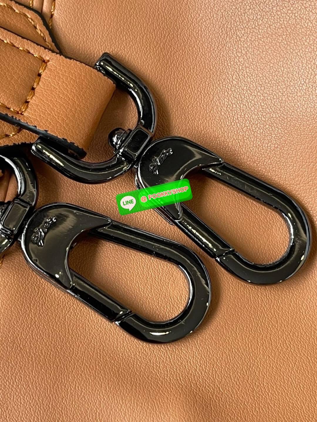 Longchamp LE PLIAGE CUIR TOP HANDLE BAG S เรียกว่าเป็นกระเป๋าอีกหนึ่งรุ่นที่ไม่ว่ายังไงก็ฮอตฮิตและติดเทรนด์ตลอดไม่เคยเปลี่ยนกับ ทรง Le Pliage Cuir หนึ่งในตระกูลกระเป๋าสุดไอคอนิกจากแบรนด์ เมื่อรุ่น Le Pliage Cuir ในรูปแบบของหนังแกะ Metis ได้ถือกำเนิดขึ้นใน