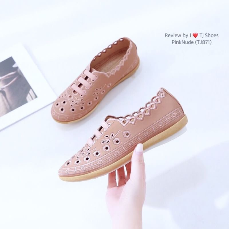 พร้อมส่งรองเท้าสุขภาพ ที่ทั่งเกร๋ทั้งน่ารักสุดๆ รองเท้ารุ่นนี้เป็นงานสั่งทำพิเศษ หนังนิ้มนิ่ม จับแมทกับชุดอะไรก็เกร๋ก็น่ารักสุดๆ พื้นบุนิ่มแถมมีรูระบายอากาศใส่แล้วเท้าไม่อับ ใส่นุ่มเดินสบายมากๆ ส้นยางอย่างดี เป็นรุ่นแนะนำ ซื้อไปรับรองไม่ผิดหวัง ห้ามพลาดเล