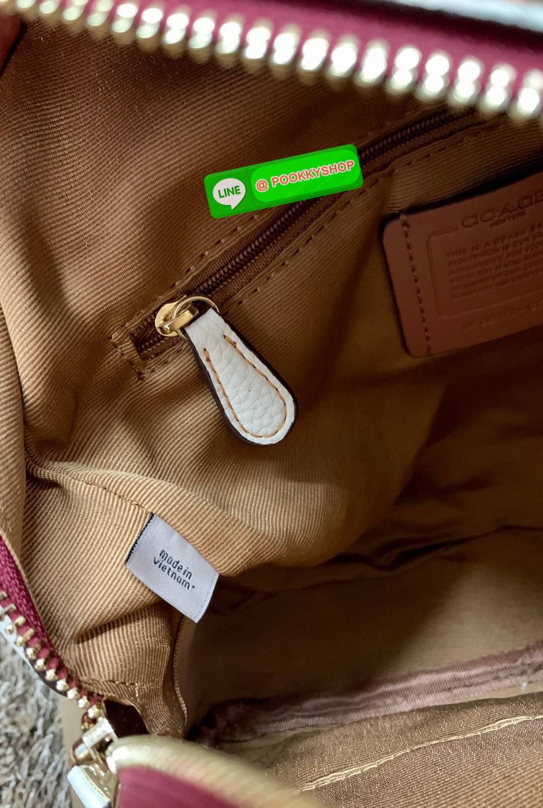 NEW ARRIVAL! น้องแมวเสือน่ารักมากๆเลยค่าา! COACH COURT BACKPACK IN SIGNATURE WITH TIGER ((C7317)) พร้อมส่ง น่ารักขนาดนี้ ไม่มีได้งัยย! กระเป๋าสะพายหลังแบบมีหูหิ้ว รุ่นนี้ใช้ทั้งแท้อย่างดีทั้งใบ ลายหนังสวย นิ่มดีมากๆเลยค่ะ ด้านหน้าสกรีนลายรูปแมวเสือตระกูลเ
