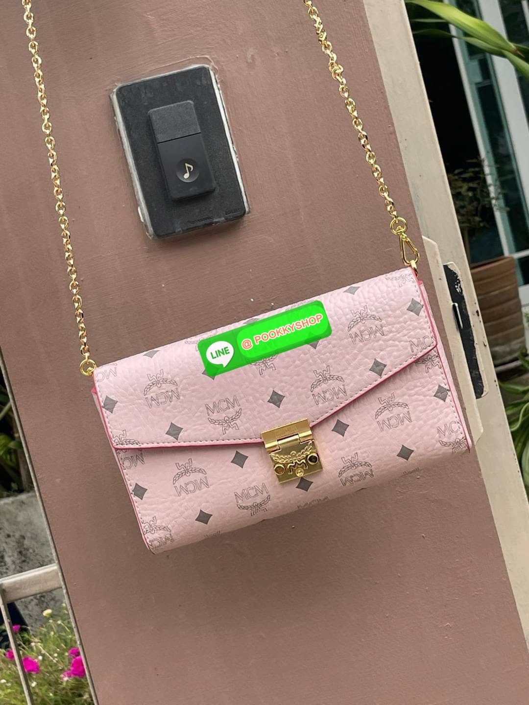 MCM Millie Flap Crossbody In Visetos ในฐานะตำนานที่ยังคงอยู่ กระเป๋าจากคอลเล็กชั่น Millie นี้ มีเรื่องราวของ MCM แทรกซึมอยู่ในทุกองค์ประกอบ กระเป๋าใช้งานแบบCrossbody โดยฝาปิดกระเป๋าตัดเย็บจากผ้าใบเคลือบผิวพิมพ์ลาย Visetos (Visetos Canvas) ถือเป็นไอเทมในฝั