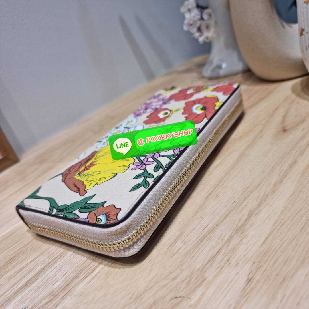 🔆 Model COACH CJ373 LONG ZIP AROUND WALLET WITH FLORAL PRINT 🔆 Details กระเป๋าสตางค์ใบยาว คอลเลคชั่นใหม่ กับดีไซน์ใหม่ ลวดลายดอกไม้สดใสรอบใบโดดเด่น สะดวกใช้งานและขนาดกำลังเหมาะมือมากๆ รูดใช้งานด้วยซิปรอบใบ ภายในแบ่งสัดส่วนไว้อย่างดี มีทั้ง