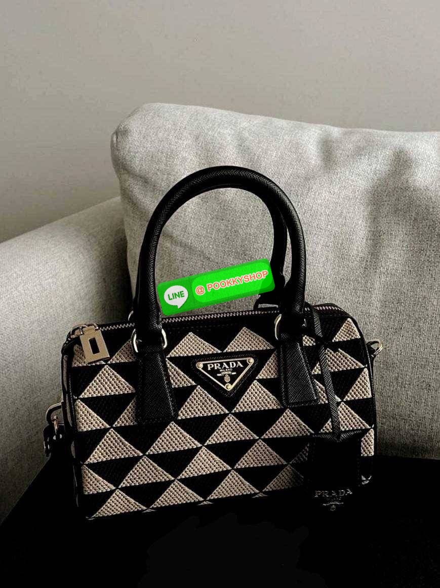 ✴️ห้ามพลาด!✴️PRADA FABRIC MICRO BAG VIP GIFT WITH PURCHASE (GWP) กระเป๋าพรีเมี่ยมกิ๊ฟ Limited จาก PRADA DUTYFREE COUNTER โดดเด่นที่วัสดุ Jacquard Fabric Micro ดีไซน์สวยคลาสสิคขนาดกำลังดี หูกระเป๋าประดับTagแบรนด์ถอดออกได้ ภายในมีโลโก้ ใส่มือถ