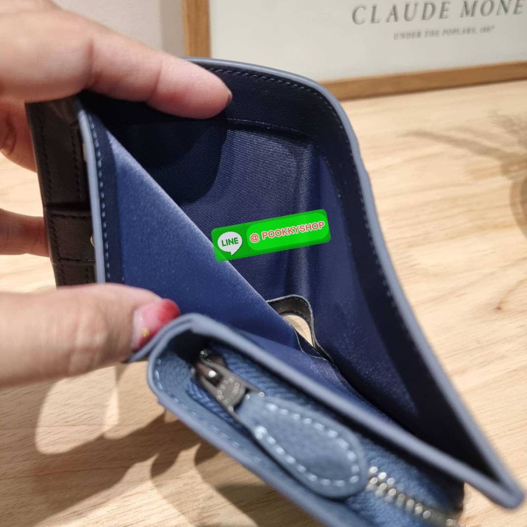 COACH CF252 COACH × PEANUTS SNAP WALLET WITH SNOOPY LIGHTS MOTIF คอลใหม่มาอีกแล้วน้า!! การ์ตูนยอดฮิตสำหรับทุกคน น่ารักพาใจฟู 💕 กับกระเป๋าสตางค์ใบเล็ก ขนาดกำลังเหมาะ ดีไซน์น่ารักน่าใช้มาก เรียบง่ายแต่มีความโดดเด่น วัสดุหนัง pepble เปิด-ปิดด้วยกระดุ