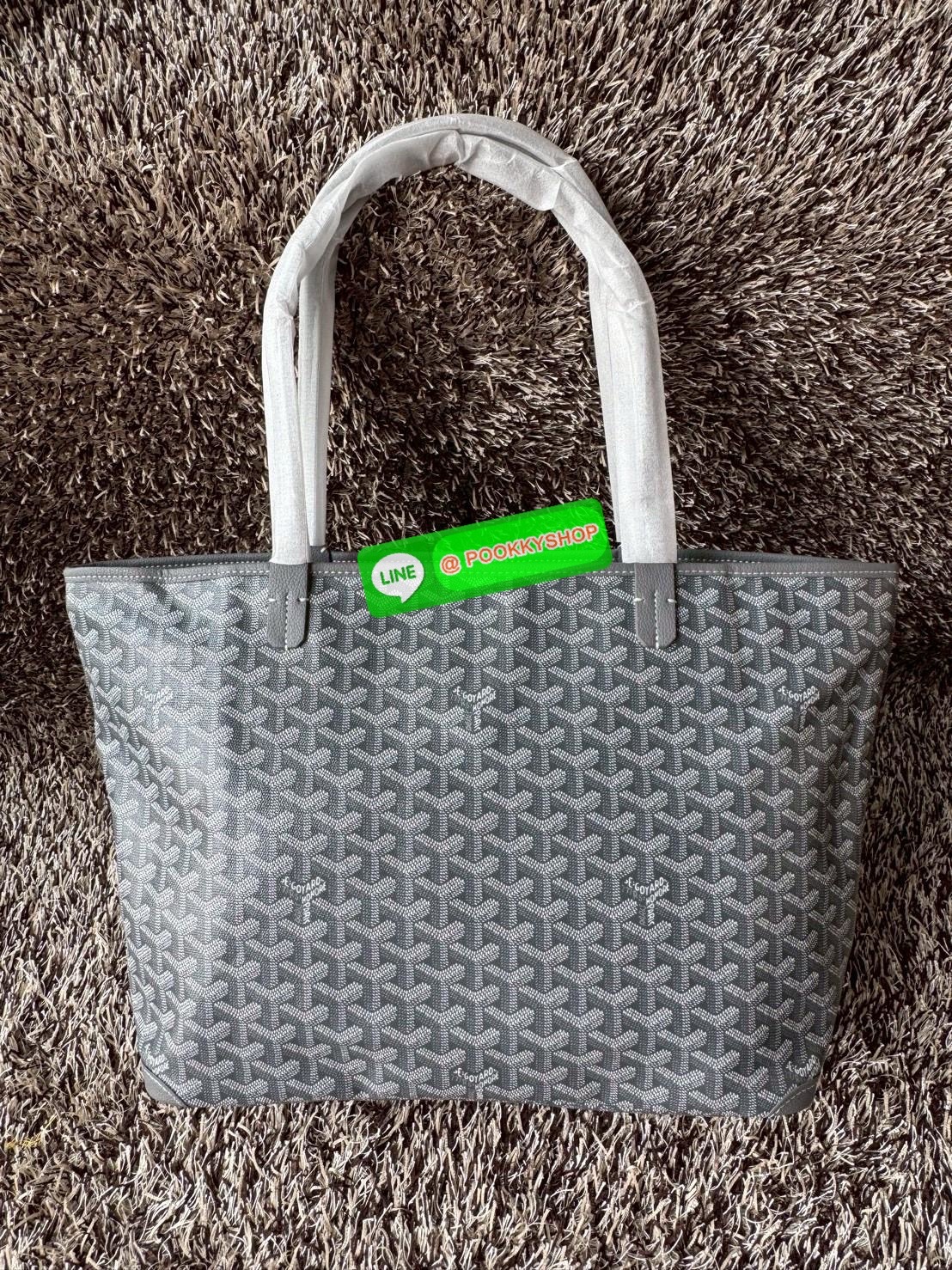 Goyard Artois MM Bag กระเป๋า Artois MM เป็นกระเป๋าที่มีซิปด้านบนเพิ่มคงามปลอดภัย ภายในพื้นที่กว้างเพื่อจัดระเบียบข้าวของของคุณ มันโดดเด่นด้วยฐานด้านล่างทั้งสองมุมเย็บต่อด้วยหนังใช้งานในแบบทางการหรือกึ่งทางการก็ได้