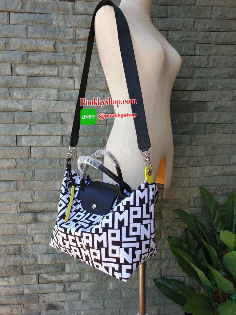 LE PLIAGE LGP TOP HANDLE BAG M รายละเอียด • วัสดุ: ผ้าใบ • อะไหล่: นิกเกิล • ตัวกระเป๋า: ผ้าใบโพลีอะไมด์เคลือบด้านใน • ตกแต่ง: หนังวัว รายละเอียดภายนอก • การปิด: ซิปและกระดุมสแน๊ป • สายสะพาย: ถอดออกได้ • ช่อง: 1 รายละเอียดภายใน • ช่องใส่ของ: 1 • จุของได้เ