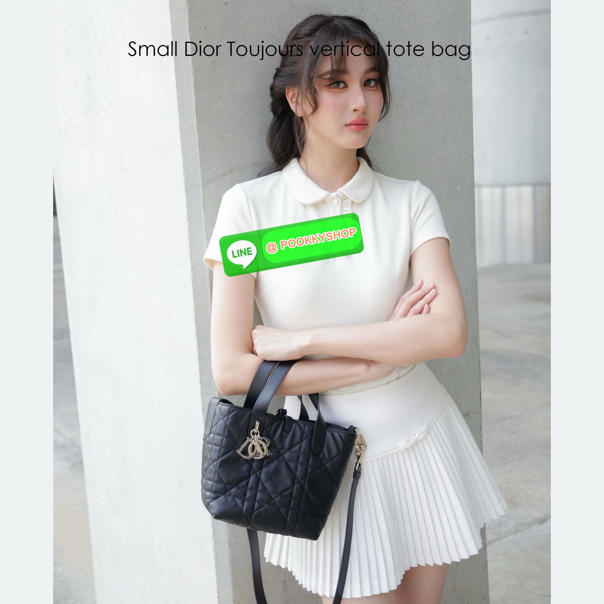 Dior Small Dior Toujours vertical tote bag 18cm กระเป๋าสะพายทรงบัคเก็ตไซส์ใหม่กะทัดรัด คลาสสิคหนังสวยหรูหราเกินราคา ดีไซน์นุ่มนวลทันสมัย ภายในโล่งกว้าง อัฟลุคปังได้ไม่ยากเลยสำหรับใบนี้ เป็นไอเท็มที่ควรมีไว้ติดบ้านอีกใบเลยน้า