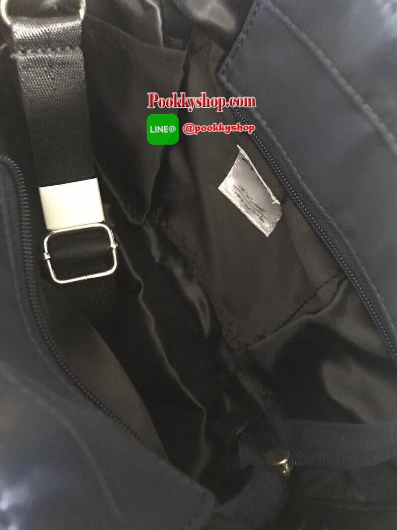 New Collection!! Anello & Legato Largo Quitting 2Way Tote Bag คอลเลคชั่นใหม่จาก Anello ดีไซน์โดดเด่นด้วยการเย็บเป็นตารางแบบนูน วัสดุ Nylon กันน้ำได้และน้ำหนักเบา หูจับเป็นหนัง ด้านหน้ามี1ช่องซิป ช่องใหญ่เปิดปิดด้วยซิปเดียว ภายในช่องใหญ่มีช่องเล็กจัดเก็บขอ