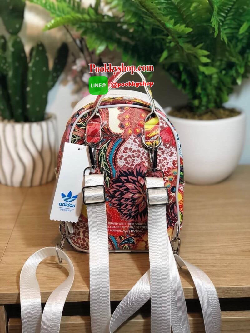 ADIDAS MINI BACKPACK กระเป๋าเป้หรือสะพายหนังPu คุณภาพดี สไตล์ Sport ขนาดมินิ น้ำหนักเบา ด้านหน้ามีโล้โก้และช่องซิป เปิดปิดด้วยซิปสะดวกใช้ หัวซิปแบรนด์ ภายในมีช่องใส่ของ หูจับถนัดมือ สายสะพายปรับได้ตามต้องการ สามารถสะพายเป็นเป้ หรือกระเป๋าสะพาย Crossbody ใ