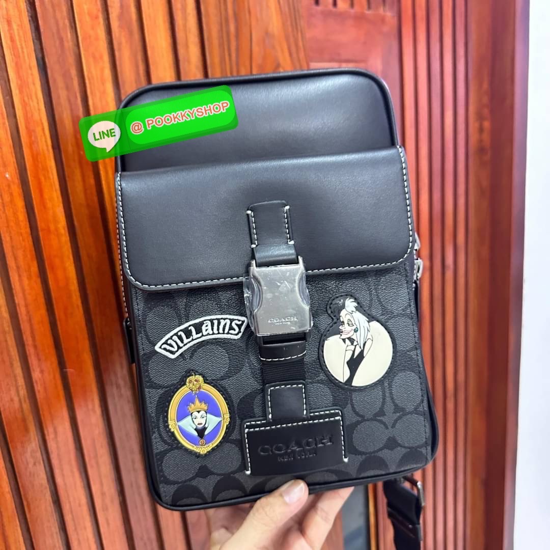COACH DISNEY X COACH TRACK PACK IN SIGNATURE CANVAS WITH PATCHES (COACH CC113) กระเป๋าสะพายไหล่ และคาดอก ดีไซต์ทันสมัย สุดเท่ห์โดดเด่น ด้วยลวดลายตัวละครดิสนี่ย์ วัสดุหนังแคนวาสตัดขอบหนังแท้ เปิด-ปิดด้วยซิป ภายในกว้าง มีช่องเล็กๆหลายช่อง มีสายล็อคด้านหน้า