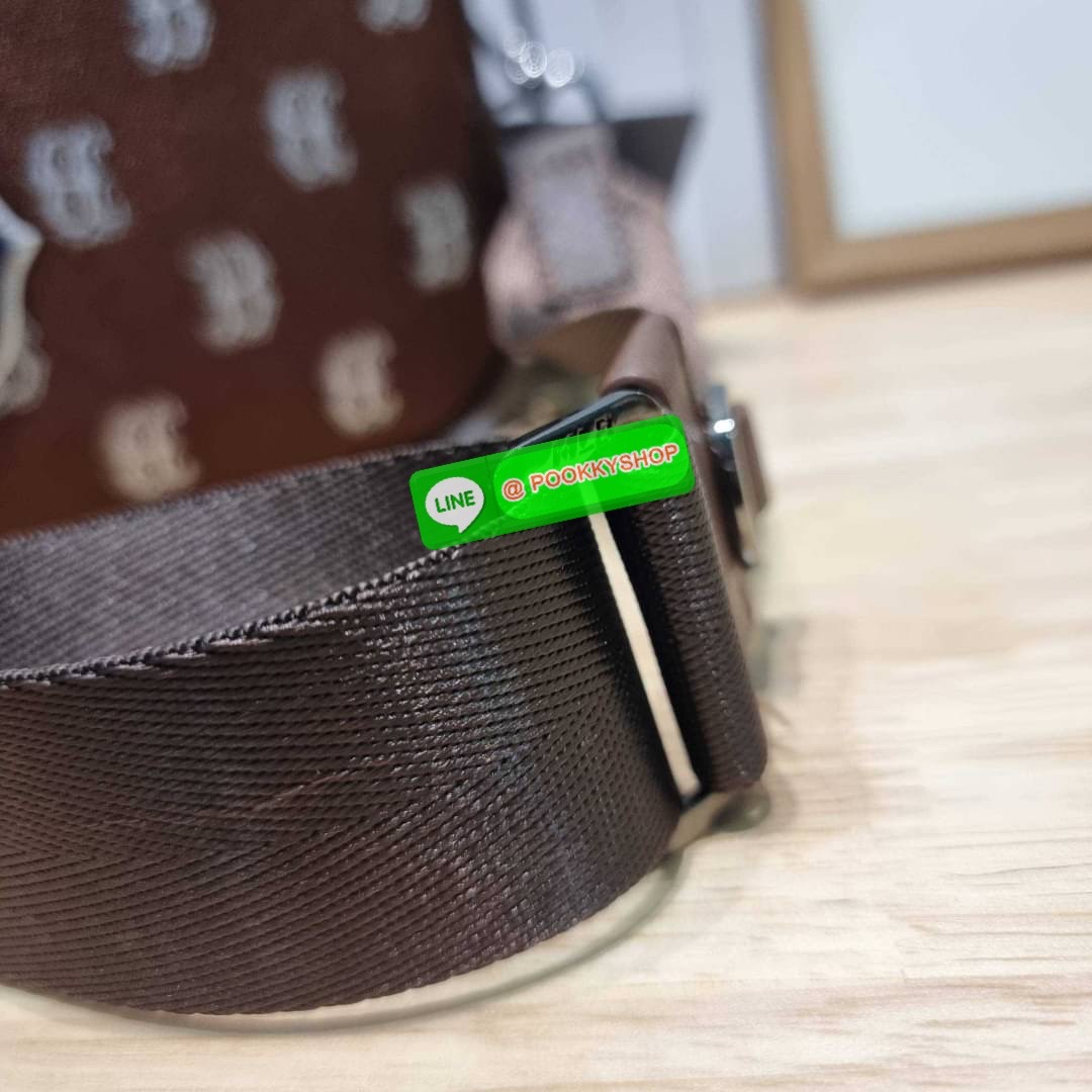 MLB JACQUARD MONOGRAM CROSSBODY BAG ฉุดไม่อยู่ ดาเมจแรงมาก!! กับกระเป๋าครอสบอดี้ ที่สายเกาต้องมี!! ดีไซน์ลวดลายโมโนแกรมเอกลักษณ์ ลงบนผ้า jacquard ได้อย่างลงตัวและสวยงาม เปิด-ปิดด้วยซิป ภายในโล่งกว้าง จุของสบายๆ มาพร้อมใบลูก และสายสะพายข้าง ให้ความคล่องตัว