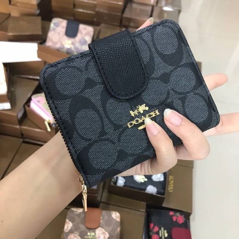 Hot รุ่นขายดี กระเป๋าสตางค์ Coach สองพับ •งานเกรดพรีเมี่ยมปั้มทุกจุด ติดโลโก้ปั้ม Coach ด้านใน 1 ช่องใส่เเบงค์ 1 ซิป ภายในมี 2 ช่อง งานสวย เนี๊ยบสุด อุปกรณืกล่องเเบรนด์