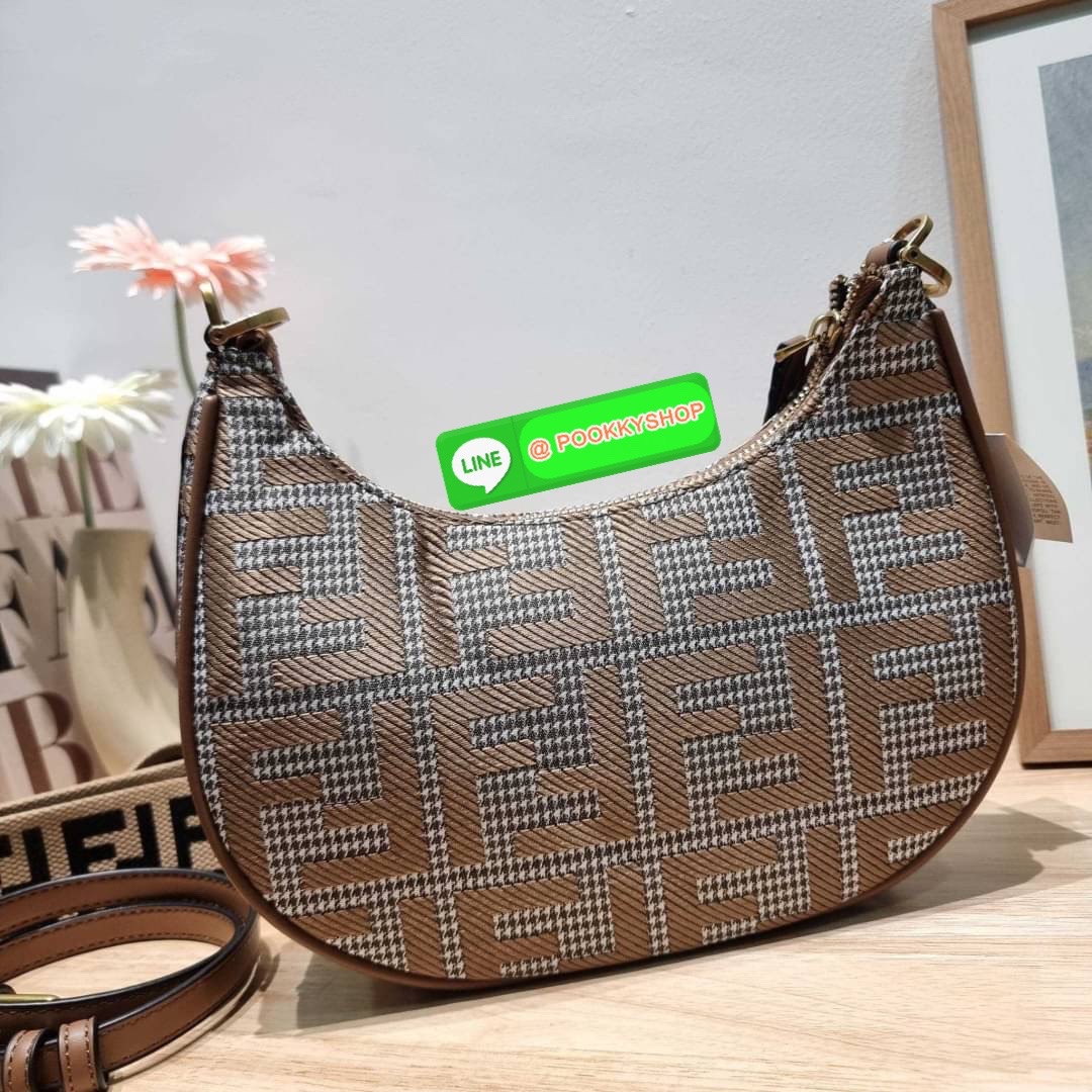 FENDI MONOGRAM CROSSBODY HOBO BAG กระเป๋าสะพายข้างใหม่ล่าสุด ดีไซน์ลวดลายรอบใบ มี texture โดดเด่นน่าใช้ ดูหรูและคลาสสิคในตัว ก้นกระเป๋าตกแต่งอะไหล่ font สีทองหรูหรา มาพร้อมสาย 2 แบบ สำหรับคล้องแขน และสายครอสบอดี้ วัสดุผ้าแคนวาสทนทาน เปิด-ปิดด้วยซิป ภายในเ