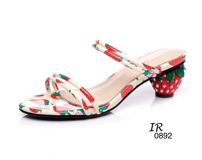 แบบขายดี!!! พร้อมส่ง คิ้วท์สุด!! ต้องรุ่นเน้ รองเท้าลำลองที่มาพร้อมกับดีไซน์น่ารักๆ วัสดุหนังลายสตรอเบอรี่ ใส่ได้2 แบบ ส้นเพชรลายสตรอเบอรี่ สูง 2 นิ้ว ใส่น่ารักอย่างมีสไตล์ ใส่สวยสุดๆเลยค่า