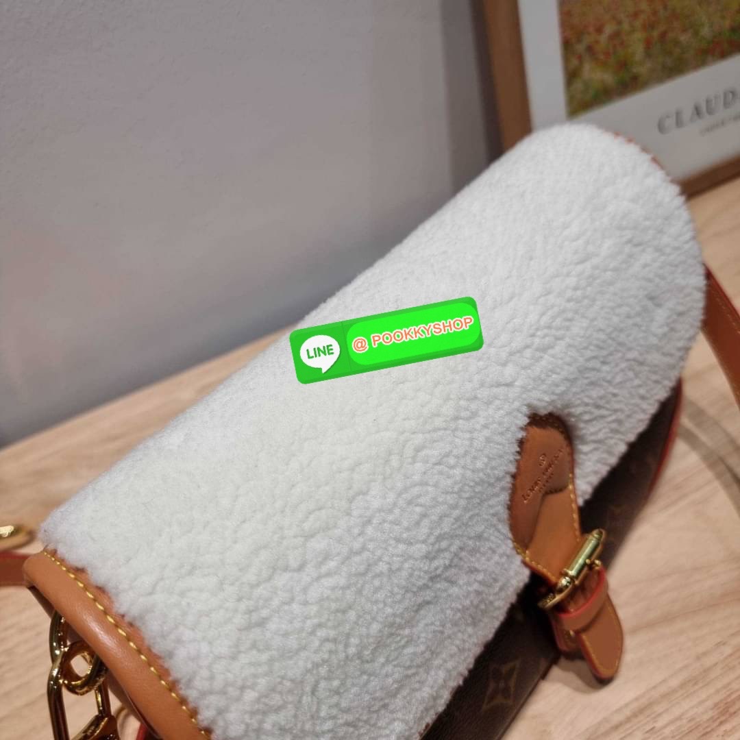 LV DIANE BAG ใหม่กับรุ่นที่ทำมาจำนวนจำกัด ดีไซน์ต้อนรับอากาศเย็นๆช่วงส่งท้ายปี กับกระเป๋าสะพายทรงสวย ดีไซน์คลาสสิคซ่อนความหรู ด้วยการตกแต่งขนฟูนุ่ม วัสดุหนังแคนวาสตัดสลับหนังแท้ เปิด-ปิดกระเป๋าด้วยกระดุมแม่เหล็ก ภายในเป็นช่องโล่ง ใส่ของสำคัญได้ครบ สายสะพา