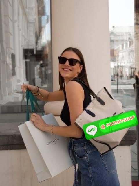 LONGCHAMP ESSENTIAL TOILE SHOULDER BAG L ECRU กระเป๋าสะพายไหล่ ใบใหญ่ สาวสายแบกไม่ควรพลาด ใส่เอกสาร แล็บท๊อป แฟ้มงานหรืออื่นๆใบเดียวจบคะ กระเป๋ามีความยืดหยุ่นและน้ำหนักเบา ปิดด้วยระบบสแน็ปอิน Longchamp ได้ปรับปรุงไลน์ผลิตภัณฑ์ ROSEAU อันเป็นสัญลักษณ์ใหม่ท