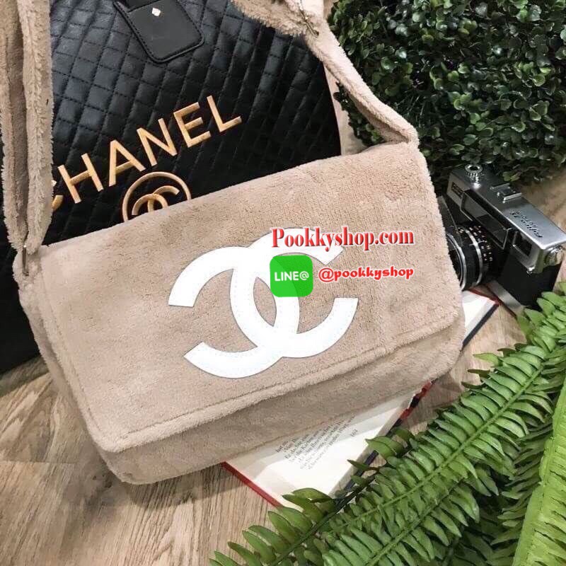 MUST HAVE! Chanel Beaute Crossbody Bag กระเป๋าถือหรือสะพายพรีเมี่ยมของเเท้จาก Chanel Cosmetic Counter VIP Gift รุ่นแนะนำวัสดุขนวูฟสีดำหนานุ่มตัดโลโก้แบรนด์หนังแก้วสวยโดดเด่น น้ำหนักเบา เปิดปิดด้วยฝาปิดกระดุมแม่เหล็ก ใบใหญ่กำลังดีใส่ ipad กระเป๋าสตางค์ใบยา