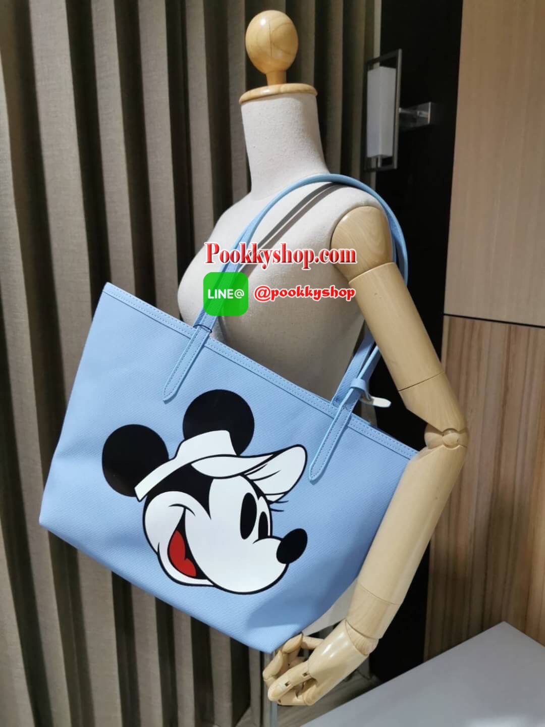Don't Miss! Best Seller! ซื้อ1ได้ถึง2!! New! & Limited x Disney Holiday Collection Reversible Tote Bag With Clutch คอลเลคชั่นดิสนีย์ทรงTote มาพร้อมใบเล็กเข้าชุดสุดคุ้มสามารถแยกใช้ได้ วัสดุหนัง Saffiano สวยกันน้ำดูแลรักษาง่ายดีไซน์โดดเด่นมีลูก