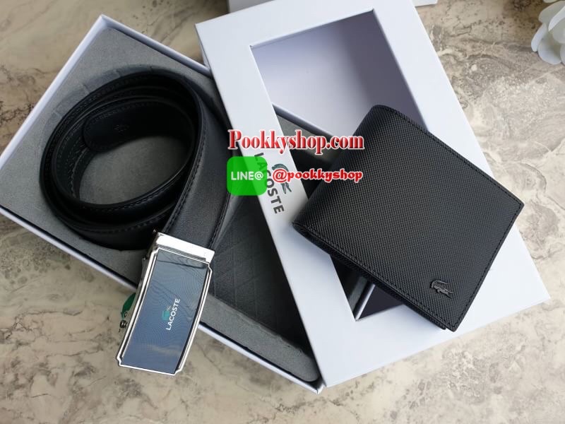 ลาคอส CLASSIC PETIT PIQUE Belt & Wallet Set !!! ซื้อ1ได้ถึง 2 ใบ เซตสุดคุ้ม!! มาพร้อมกล่องสุดหรู กระเป๋าเงินใบสั้นพับสองตอน ลายเปอติปิเก้ มีช่องใส่การ์ด ช่องใส่ธนบัตร บุซับในด้วยผ้าคอตตอน และ ด้านอกวัสดุ Pvc ลายเปอติปิเก้แต่งกระเป๋าด้านนอกกระเป๋า เข็มขั