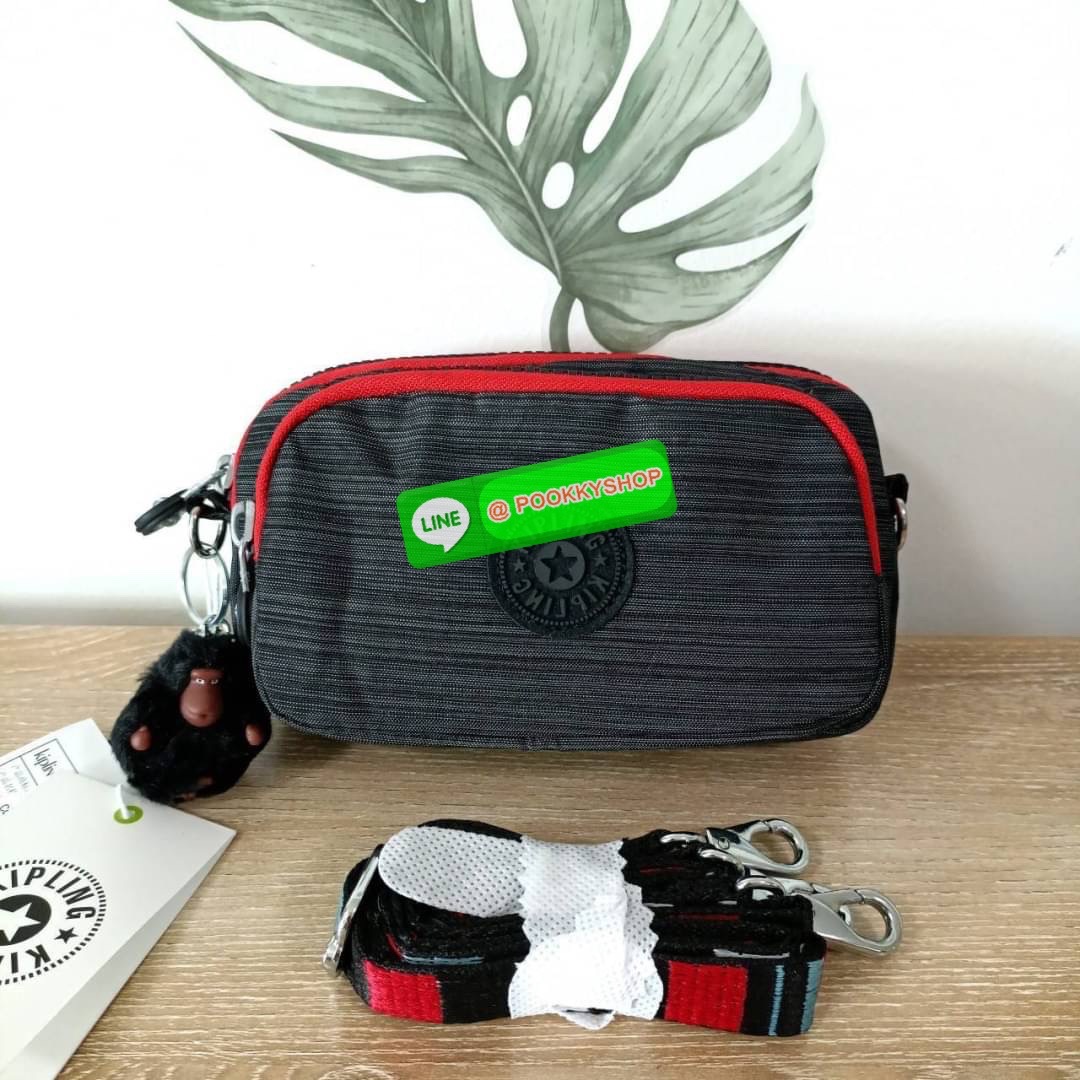 KIPLING Monkey program Seoul up clutch & sling bag รุ่น 2 ซิป (ขนาด 7 นิ้ว) กระเป๋าคล้องมือ หรือ สะพายข้าง ขนาดเล็ก วัสดุ Nylon & Polyester 100% ใช้งานได้ 2 รูปแบบ มีสายสลับเปลี่ยนได้ทั้งแบบคล้องมือ และ สะพายข้าง ตามโอกาสการใช้งาน