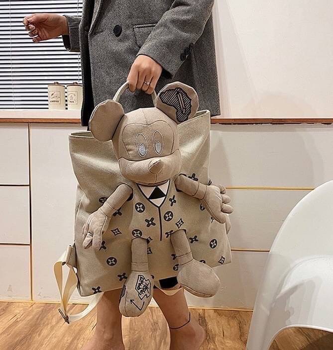 พร้อมส่ง เป้ตุ๊กตา LV งานสวยน่ารักมากค่ะ ผ้าหนาดีมาก ช่องเก็บของใหญ่มาก ด้านใน มีหลายช่อง ด้านหลังมีช่องซิปเก็บของสำคัญ เก๋ไก๋ไม่เหมือนใคร