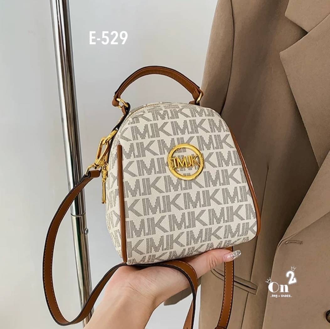 กระเป๋าสะพายแฟชั่นมาใหม่ งานสไตล์แบรนด์ งานซิป ขนาดกำลังดีน่าใช้มากค่ะ พร้อมส่ง 2 สีค่ะ