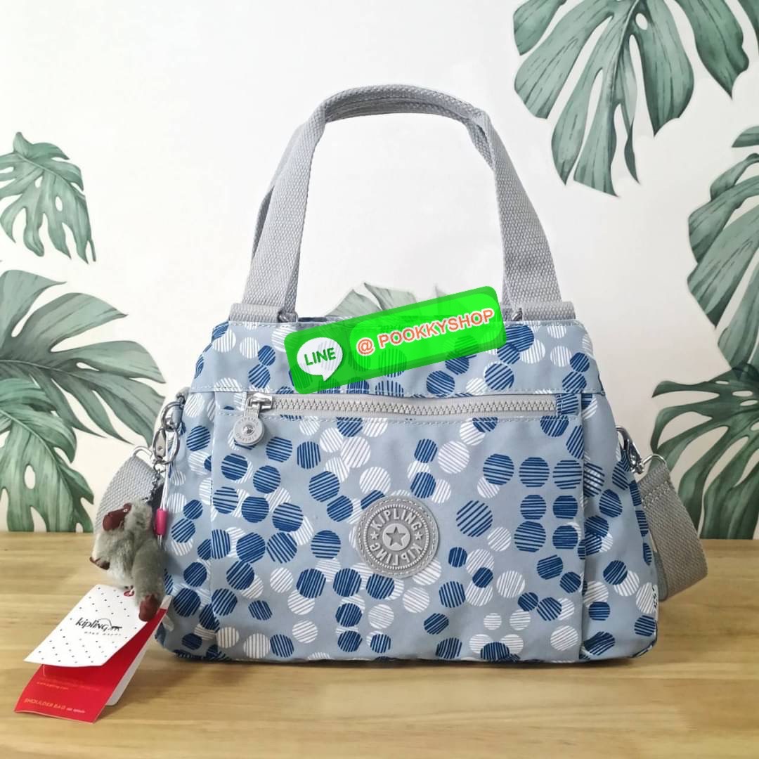 KIPLING ELISE HANDBAG กระเป๋าถือและสะพายไหล่ วัสดุ Nylon +Polyester ขนาดกำลังพอดี จุของได้มาก มีหูจับสองสาย ถือสะดวก น้ำหนักเบา มีช่องซิป ด้านหน้า ช่อง กระเป๋าหลักเปิด-ปิดด้วยซิป มี3 ช่องว่างใส่ของได้จุมากๆ ใส่มือถือได้ กระเป๋าสตางค์ใบยาว และ เครื่องสำอาง
