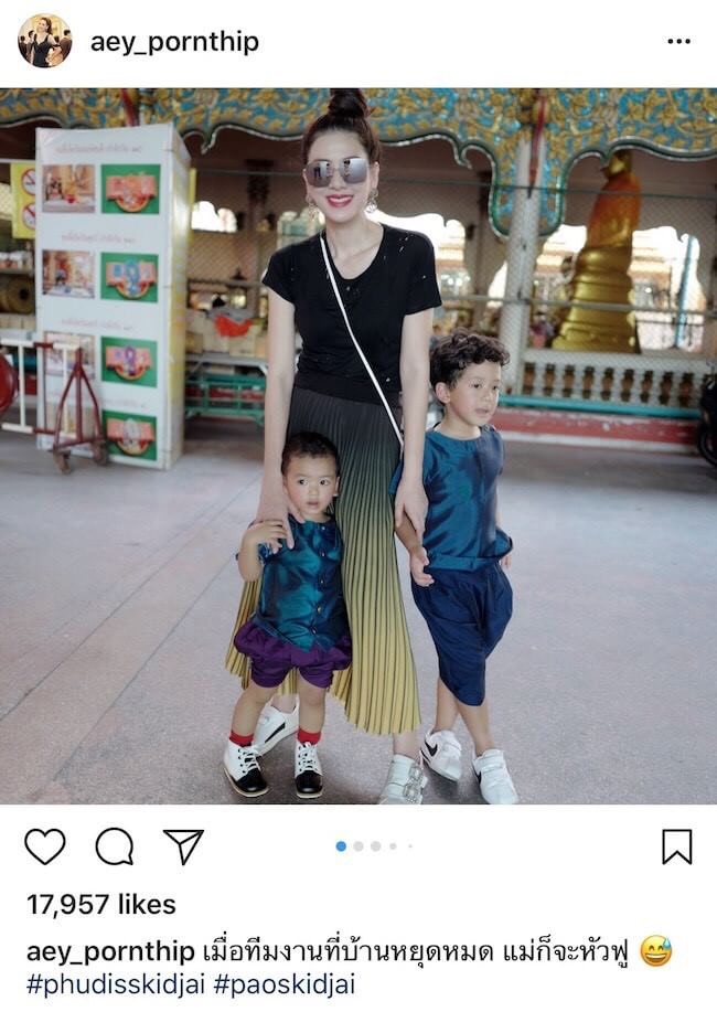 Roger vivier viv shoes รุ่นนี้ Sneaky Viv’ Double Strass Buckle นับเป็นรุ่นยอดนิยมอีกรุ่น จะแตกต่างตรงที่มีบัคเคิล คริสตัล สองอัน แต่ยังคงความคลาสสิก เรียบหรูดูดี หากเป็นคุณที่หยิบมาใส่ก็ทำให้คอมพลีทลุคในวันสบายๆ ได้อย่างดีเลย มีความพิเศษตรงที่เพิ่มบัคเคิ