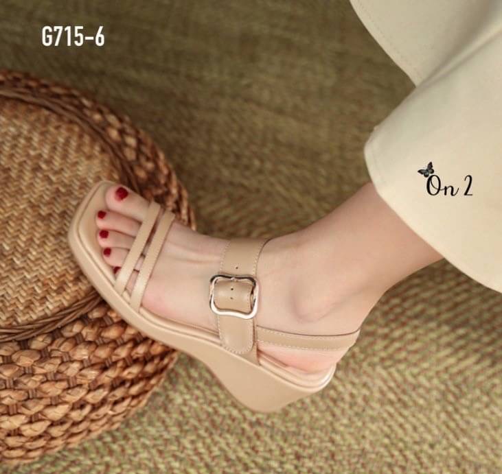 รองเท้าส้นเตารีดความสูงกำลังดี ใส่สบายไม่ปวดไม่เหมื่อยเท้า มาพร้อมดีไซน์เรียบเก๋ สวมหน้ารัดข้อเท้าโทนสีเข้ากับชุดง่าย ได้ทุกชุด งานสไตล์แบรนด์ดีไซน์น้อยแต่มากค่ะพร้อมส่ง 2 สีค่ะ