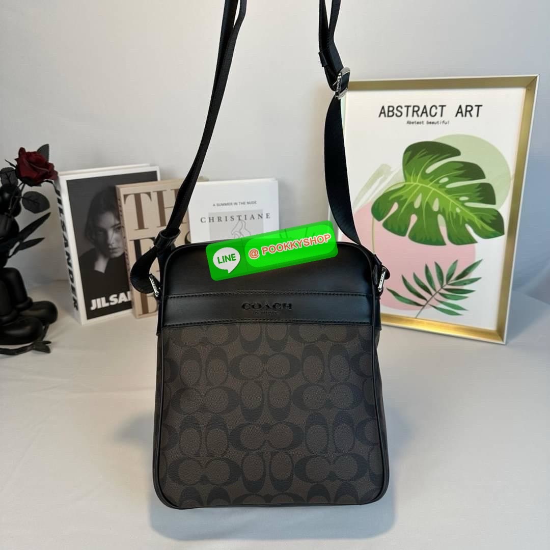 กระเป๋า Coach CHARCOAL/BLACK (COACH F54788) กระเป๋าสะพายซิกเนเจอร์เคลือบ PVC พร้อมขอบหนังปิดด้วยซิป ซับในผ้าด้านนอก: กระเป๋าแบบเปิดด้านหน้าหนึ่งช่องและกระเป๋าแบบเปิดด้านหลังหนึ่งช่อง ด้านในมีซิปและกระเป๋าเอนกประสงค์ สายปรับได้สำหรับสะพายไหล่หรือสะพายข้าง