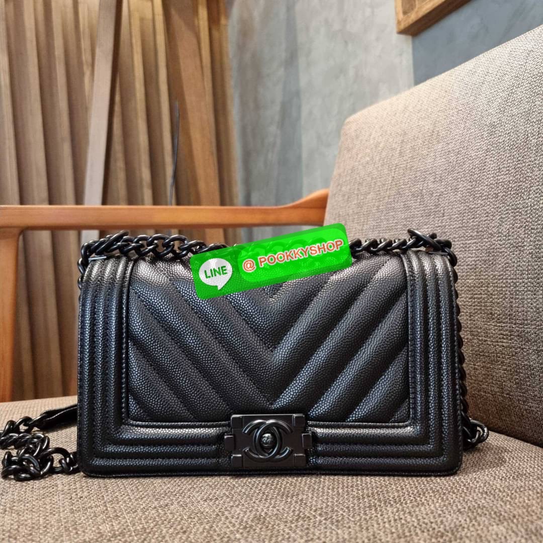 Chanel รุ่นสุดฮอต ดีไซน์อะไหล่ดำ เรียบหรูมากๆ!! วัสดุหนังลายคาร์เวีย ทรงคลาสสิคที่สาวๆห้ามพลาด!! ในราคาสุดจะคุ้มจากเคาน์เตอร์ dutyfree เปิด-ปิดกระเป๋าด้วยตัวล็อค ภายในโล่งกว้าง ไซส์ใหญ่ใส่ของได้เยอะ มีช่องแยกในกระเป๋า มาพร้อมสายสะพายโซ่สลับหนังรองบ่า (ถอด